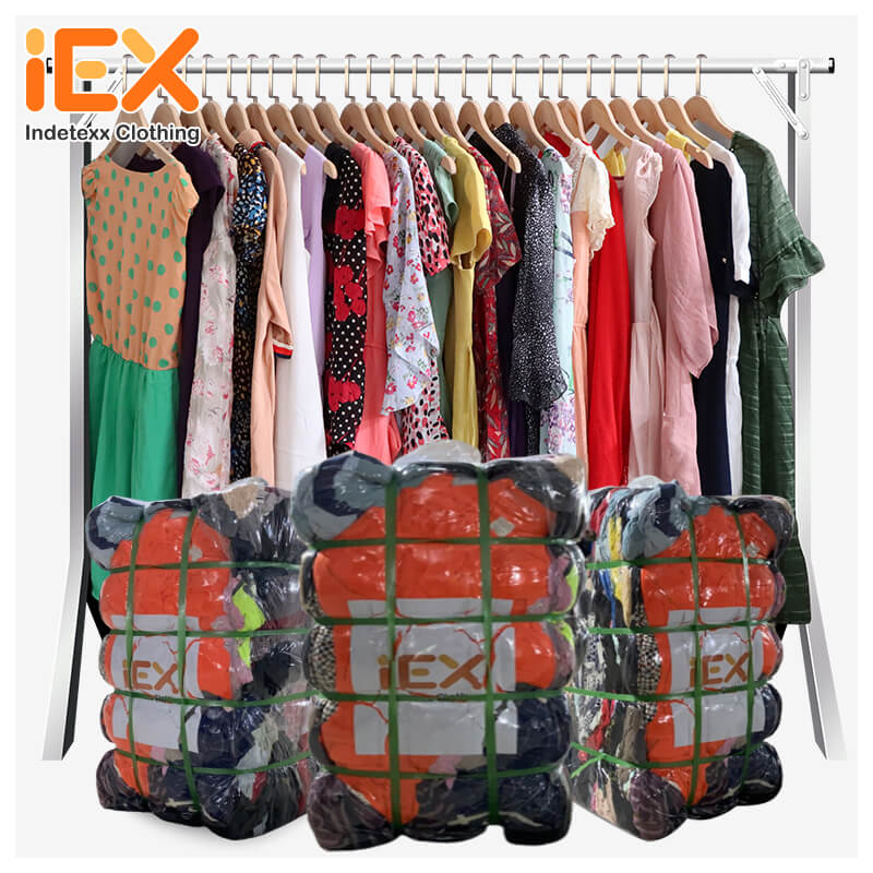 Vestido Corto de Seda para Mujer: Elegancia y Estilo.