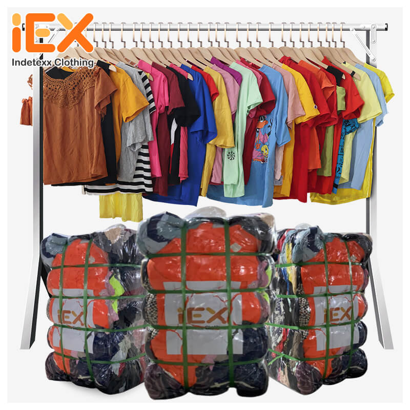 Camisetas de Mujer de Segunda Mano S/S: Estilo Asequible y Sostenible.