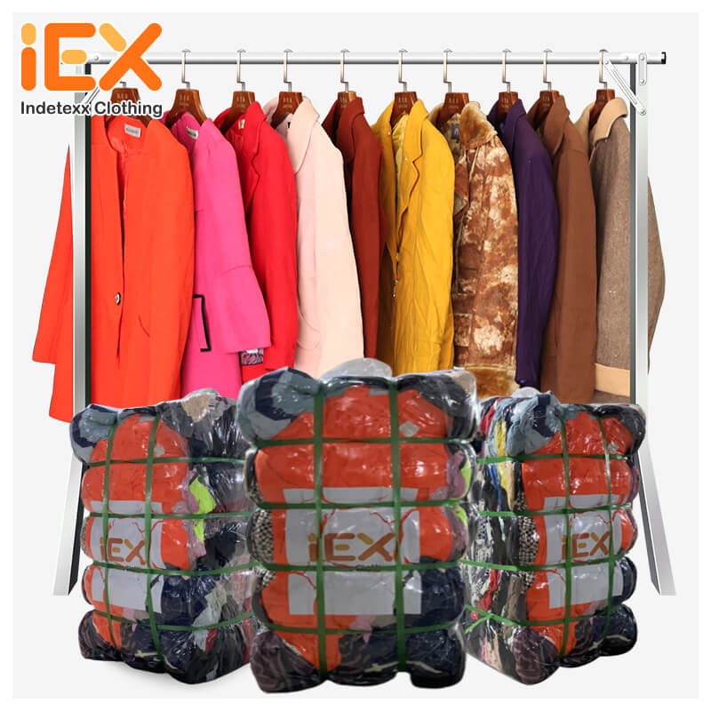 Abrigos de Mujer Usados: Muy buena calidad y estilos diversos.