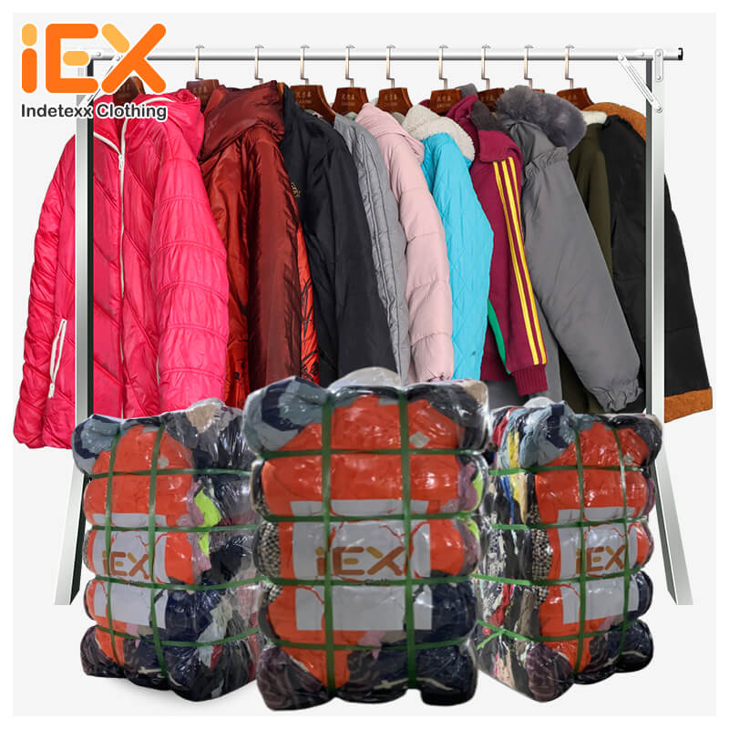 Chaqueta Acolchada Corta de Mujer Usada: Elegancia y Confort.