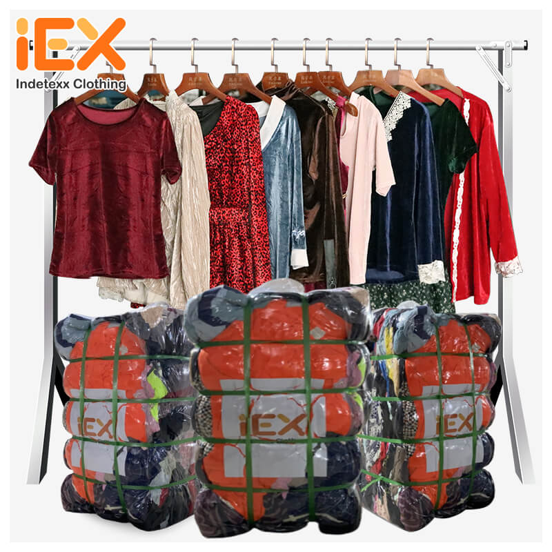 Pijama de Terciopelo Dorado Usado: Lujo y comodidad para noches.