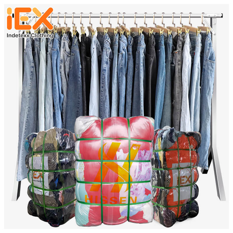 Vaqueros de moda usados: Renueva tu estilo de forma sostenible.