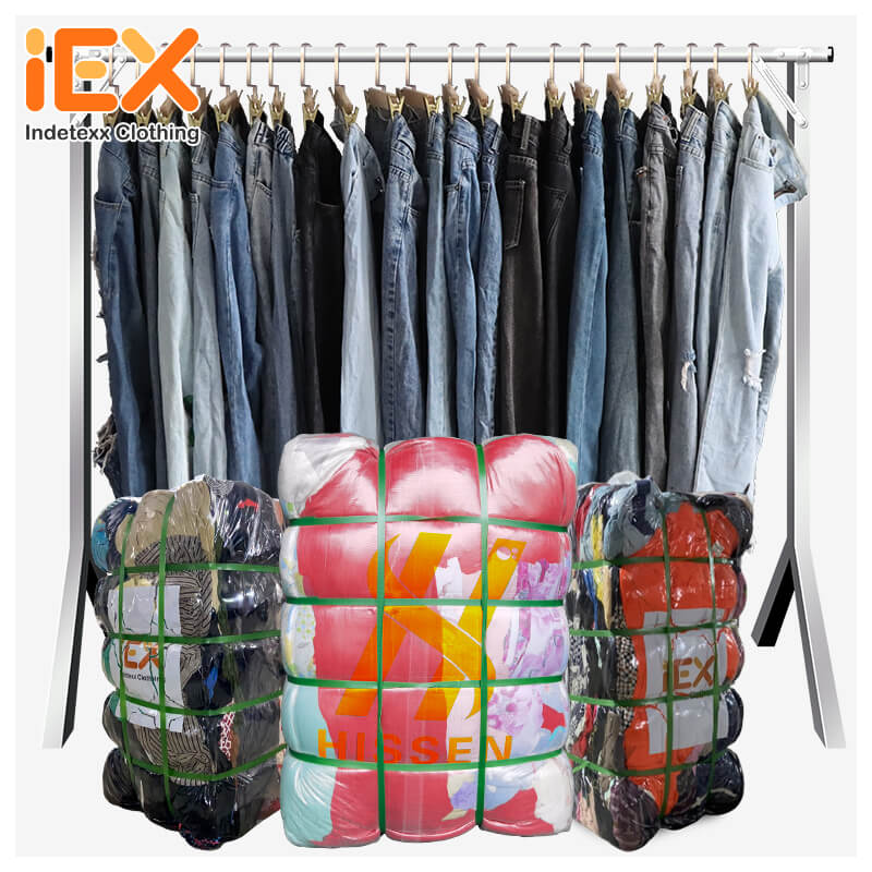 Vaqueros rotos usados: Dale un toque de rebeldía a tu estilo.