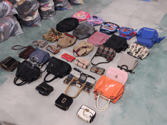 Bolsas usadas apiladas en almacén mayorista listas para clasificación y exportación