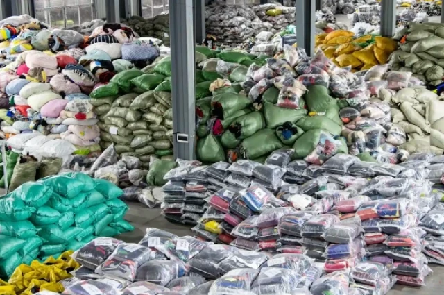 los fardos de ropa de marca