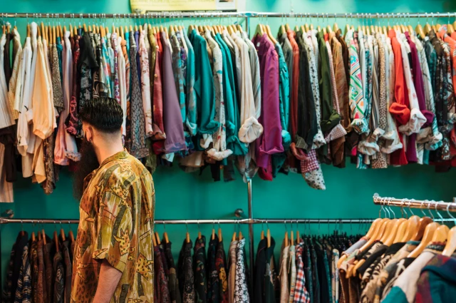 Guía de las Ropa Vintage Más Rentables para Oportunidades para Revendedores y Tiendas