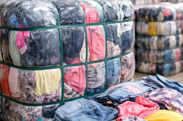 Qué es una paca de ropa usada y cuántos kilos trae