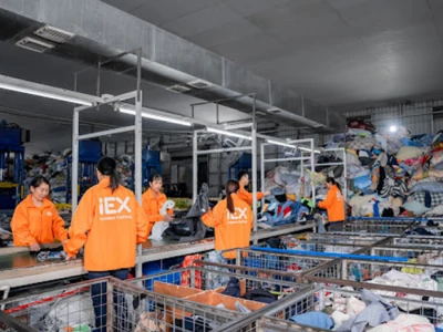 Our wholesale second hand clothing is 100 hand sorted by seasoned workers.webp