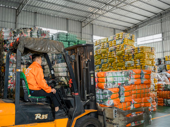 Professional Container Loading of second hand Clothes in Bale.jpg