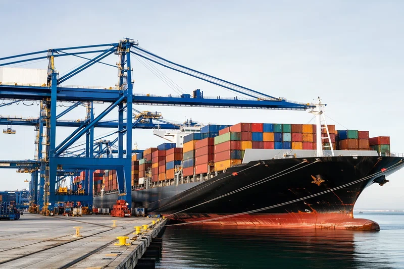 Logística de fardos de ropa premium en almacén de exportación