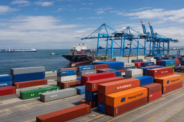 Puerto de Valparaiso en Chile con contenedores de importacion