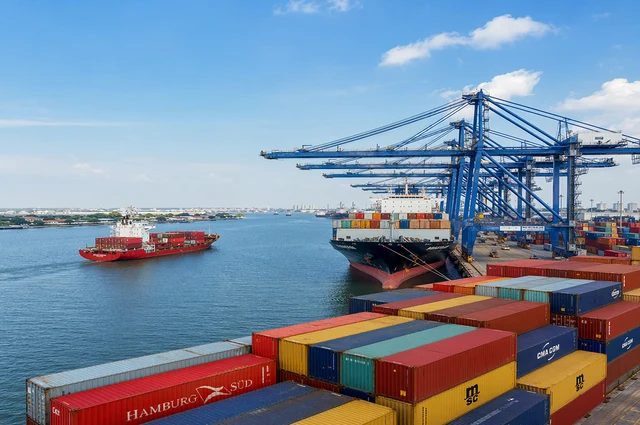 Puerto de Guayaquil en Ecuador con contenedores de importacion de ropa americana