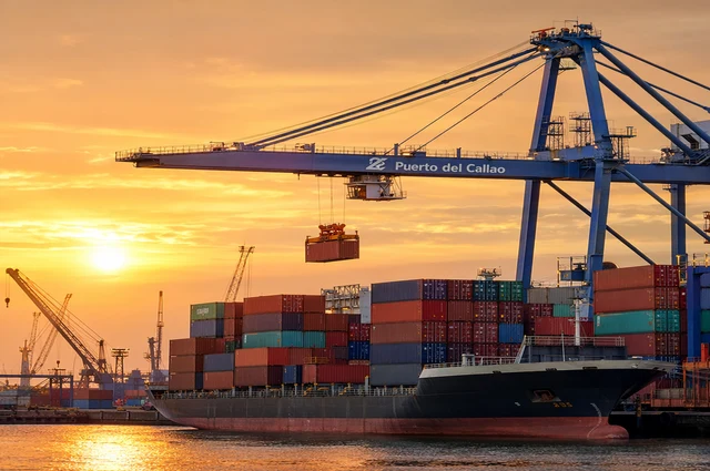 Puerto del Callao en Peru con contenedores de importacion de ropa americana