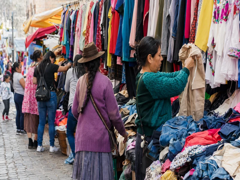 Mercado latinoamericano de ropa americana usada similar al canal minorista de Honduras
