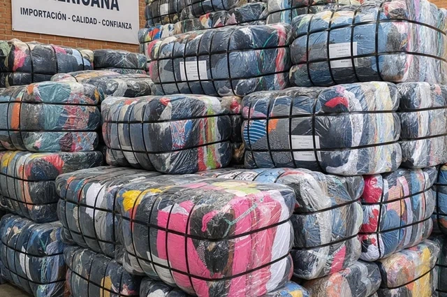Pacas de ropa americana apiladas en bodega de Bogotá para importación desde China al por mayor