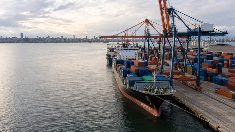Puerto de Montevideo con buque portacontenedores y contenedores apilados para importacion
