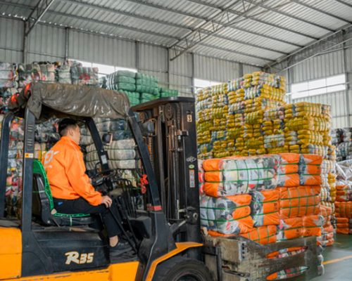 Carga de ropa usada en fardos en contenedores